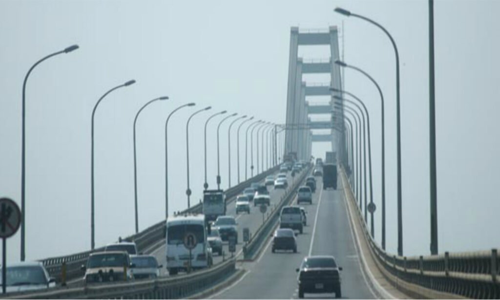 Paso normal este 13- J en el puente sobre el lago. Tras 12 horas de toma
