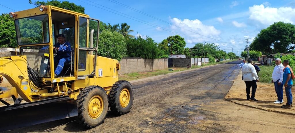Continúa plan de mejora vial en el municipio Valmore Rodríguez