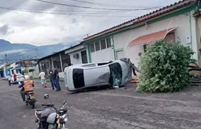 Mueren arrolladas dos adultas mayores al salir de una misa