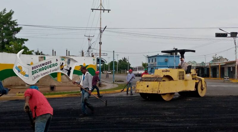 Continúa plan de bacheo en el municipio Valmore Rodríguez