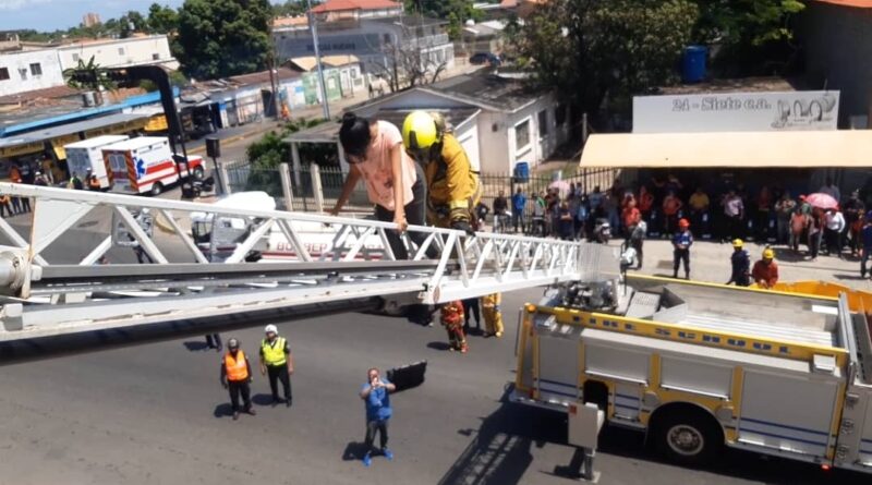 Bomberos de Cabimas realizaron simulacro de incendio en el antiguo hotel El Remanso