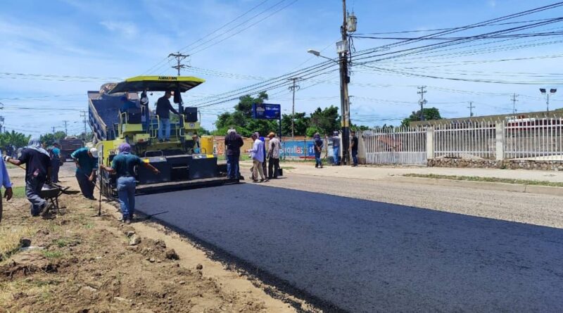 Dos mil 500 toneladas de asfaltado se han aplicado en la Av. 32 de Cabimas