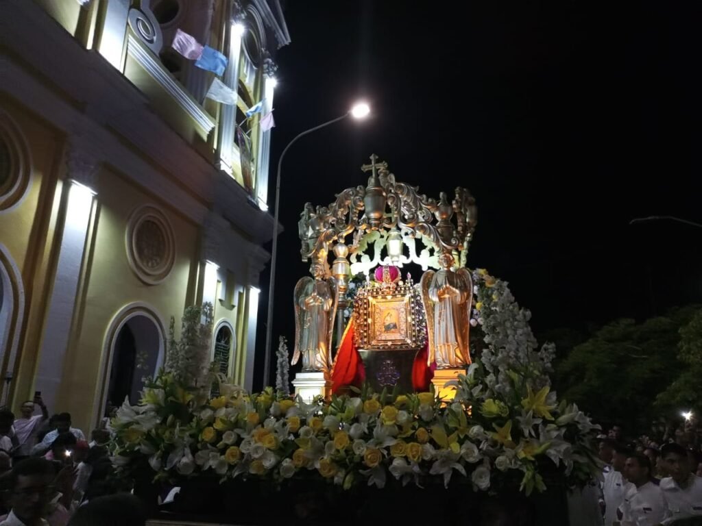La Virgen del Rosario bajó de los altares para reencontrarse con sus feligreses