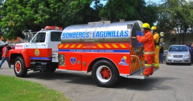 Entregan camión apagafuego en acto de ascensos de 81 Bomberos en Lagunillas