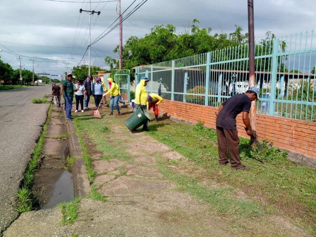 Alcaldía de Valmore Rodríguez ejecuta plan de limpieza en instituciones educativas