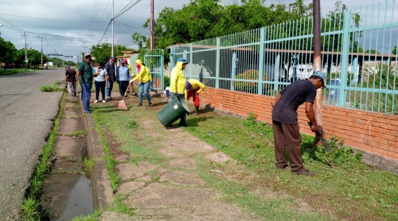 Alcaldía de Valmore Rodríguez ejecuta plan de limpieza en instituciones educativas