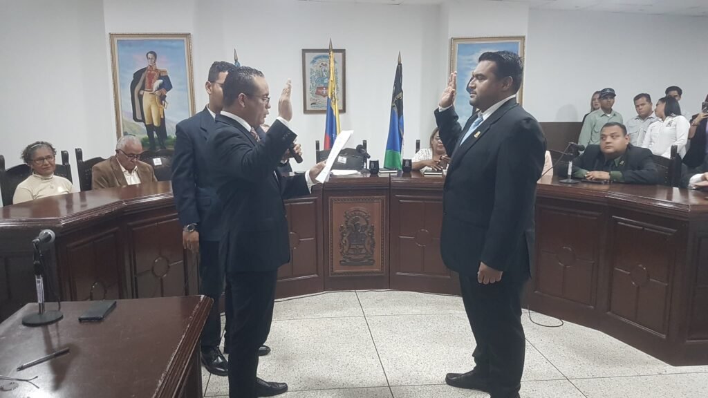 Javier Africano juramentado como presidente de la Cámara Edilicia de Lagunillas