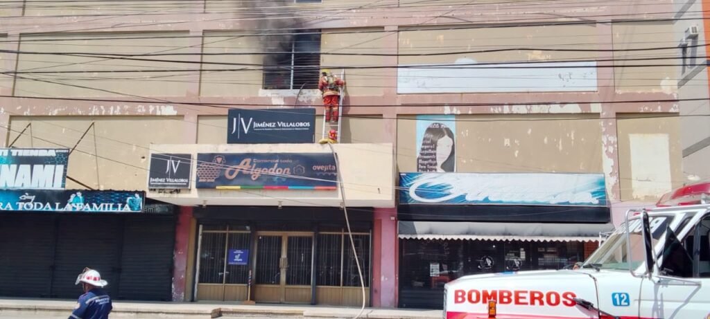 Apartamento se incendió en pleno centro de Ciudad Ojeda. Presumen falla eléctrica