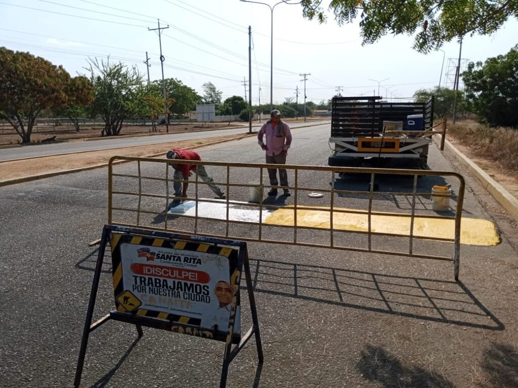 Alcaldía de Santa Rita avanza en el mantenimiento de reductores de velocidad
