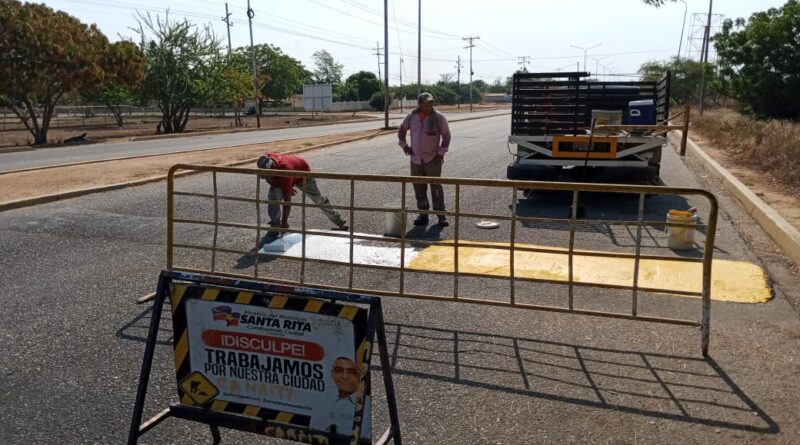Alcaldía de Santa Rita avanza en el mantenimiento de reductores de velocidad