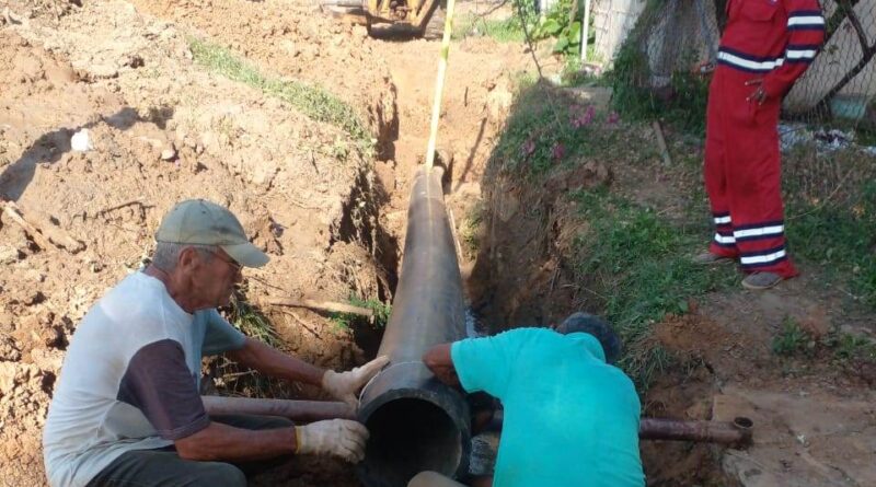 En Valmore Rodríguez reparan colector averiado en los campos petroleros