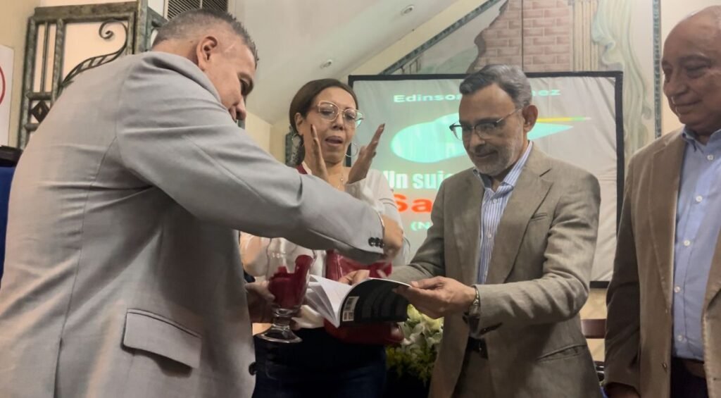 Bautizan el libro “Un Sujeto llamado Santiago” del escritor Edinson Martínez