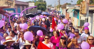 Mujeres mirandinas conmemoraron su día con una concurrida caminata