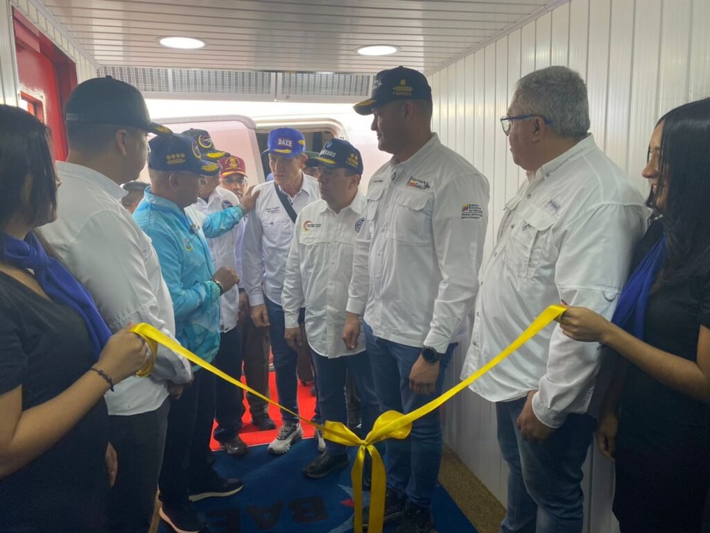 Inaugurada pasarela móvil en el Aeropuerto Internacional La Chinita