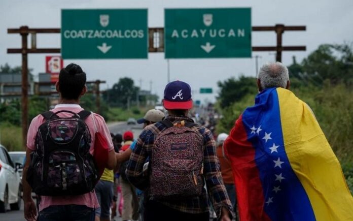 Migrantes son extorsionados por parte de las autoridades y el crimen organizado en su paso por México