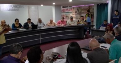 Autoridades y comerciantes se reúnen para revisar cobro de los impuestos en el municipio Cabimas