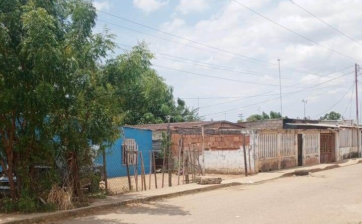 Vecinos del Barrio Negro Primero cumplen un mes sin electricidad tras explotar el transformador. En Cabimas