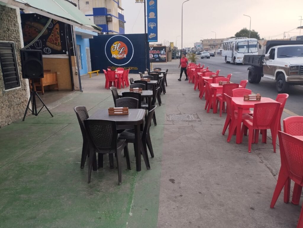 Trece locales de comida fueron citados por invasión del paso peatonal en la carretera "H" de Cabimas