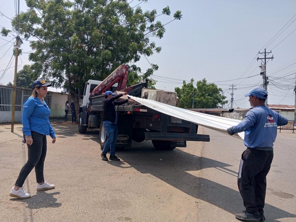Alcaldía de Lagunillas entregó láminas de zinc a familias de las parroquias Paraute y Libertad