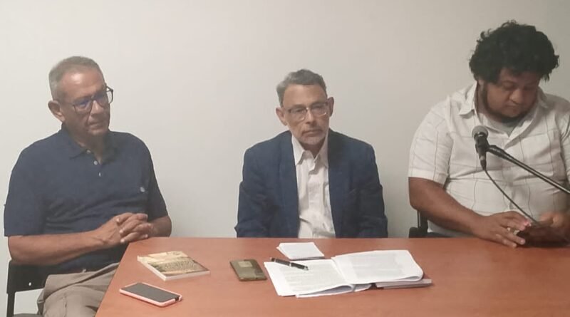 Escritores disertaron sobre la narrativa literaria en Venezuela. Reunidos en la biblioteca María Calcaño