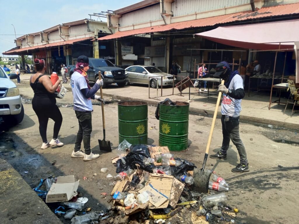 Brigadas de soluciones del 1x10 del Buen Gobierno limpian Mercado Las Pulgas