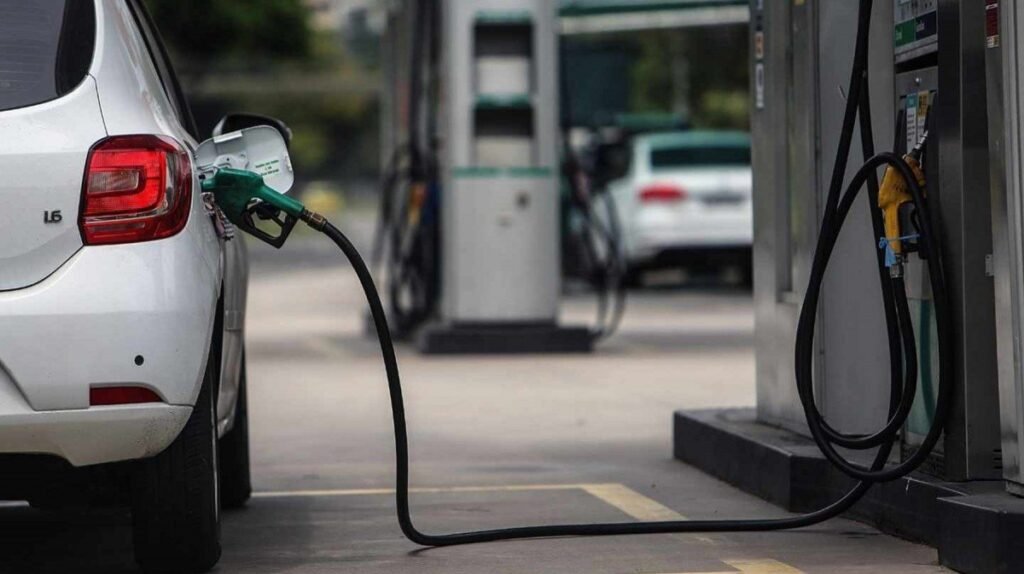 Ministro del Petróleo negó aumento del precio del litro de gasolina