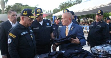 Gobernador Rosales entrega más de 4.000 uniformes a funcionarios del Cuerpo de Policía del Estado Zulia