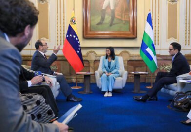 Delcy Rodríguez recibe al presidente de la CAF en el Palacio de Miraflores