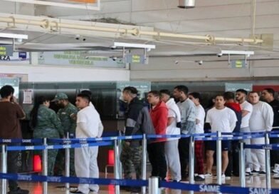 Aterrizan en Venezuela 131 migrantes repatriados en un avión procedente de Miami