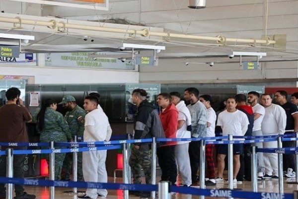 Aterrizan en Venezuela 131 migrantes repatriados en un avión procedente de Miami