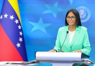 Delcy Rodríguez anunció que habrá aumento salarial «responsable» en mayo y creó comisión de reforma laboral