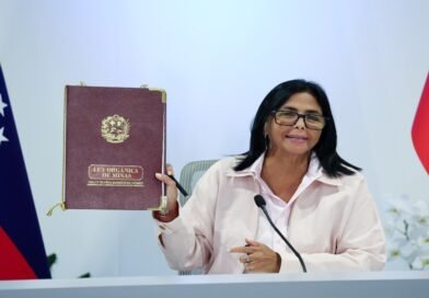 Presidenta encargada promulga Ley Orgánica de Minas para el fomento de la inversión