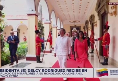 Delcy Rodríguez recibe a Gustavo Petro para encuentro bilateral en el Palacio de Miraflores
