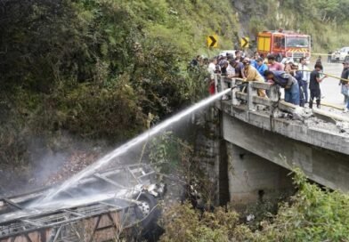 Al menos 14 muertos y 29 heridos en accidente de autobús en zona andina de Ecuador