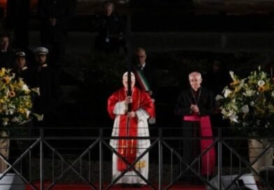 Papa León XIV restaura tradición histórica al portar la cruz en multitudinario Viacrucis del Coliseo