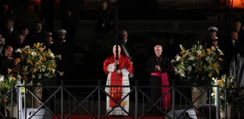 Papa León XIV restaura tradición histórica al portar la cruz en multitudinario Viacrucis del Coliseo