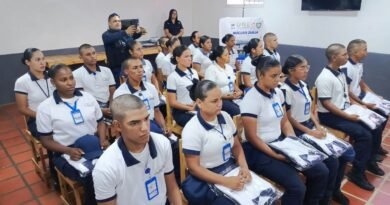 Estudiantes de UNES-PoliLagunillas reciben uniformes reglamentarios