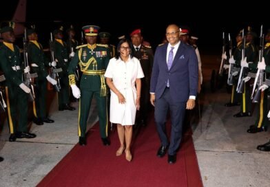 Presidenta encargada Delcy Rodríguez es recibida con honores en Barbados para cumplir agenda estratégica
