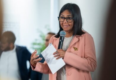 Venezuela «no descansa» en agenda con EE. UU. para cese de sanciones, según Delcy Rodríguez