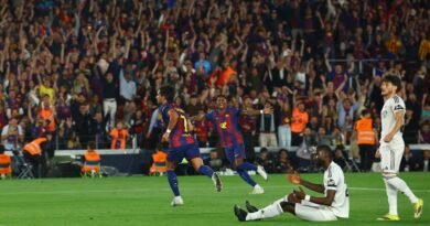 Barcelona noquea 2-0 al Madrid y celebra el título de liga en Camp Nou