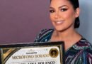 Walddy Lina Polanco es reconocida con el Micrófono Dorado en Bogotá, Colombia
