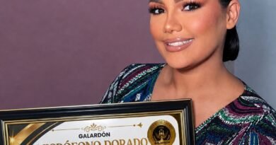 Walddy Lina Polanco es reconocida con el Micrófono Dorado en Bogotá, Colombia