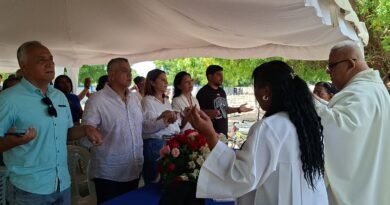 Con una misa en el Cementerio Municipal de Lagunillas recuerdan a las madres en su día