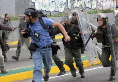 Seis periodistas en Caracas permanecen bajo restricciones judiciales, denuncia el CNP
