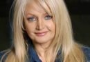 Bonnie Tyler está en UCI en un coma inducido, conectada a un ventilador de respiración asistida.Estado reservado