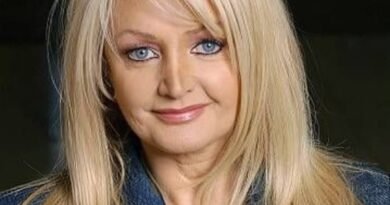 Bonnie Tyler está en UCI en un coma inducido, conectada a un ventilador de respiración asistida.Estado reservado