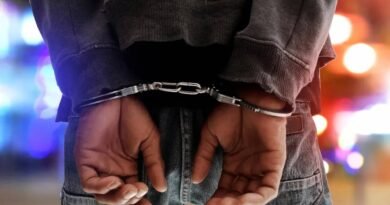 Ve a un joven asesinado en el piso y se roba su moto
