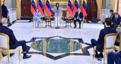 Venezuela firma con Shell acuerdos para explotar el campo gasífero Loran y áreas petroleras