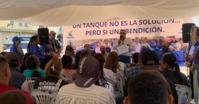 Alcalde José Mosquera entregó 100 tanques de agua a familias lagunillenses