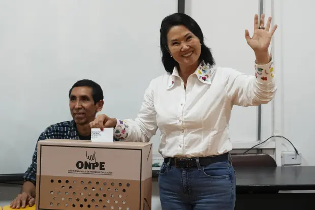 A menos de 16 mil votos: Fujimori mantiene ventaja mínima mientras avanza conteo oficial en Perú